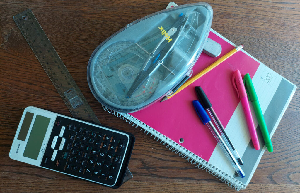 Matériel scolaire, cahier, compas, marqueur, crayons et gomme