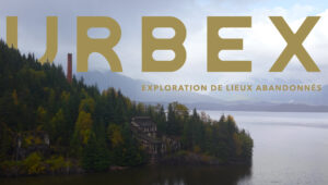 Urbex, vue aérienne d'une ancienne usine au bord d'un lac