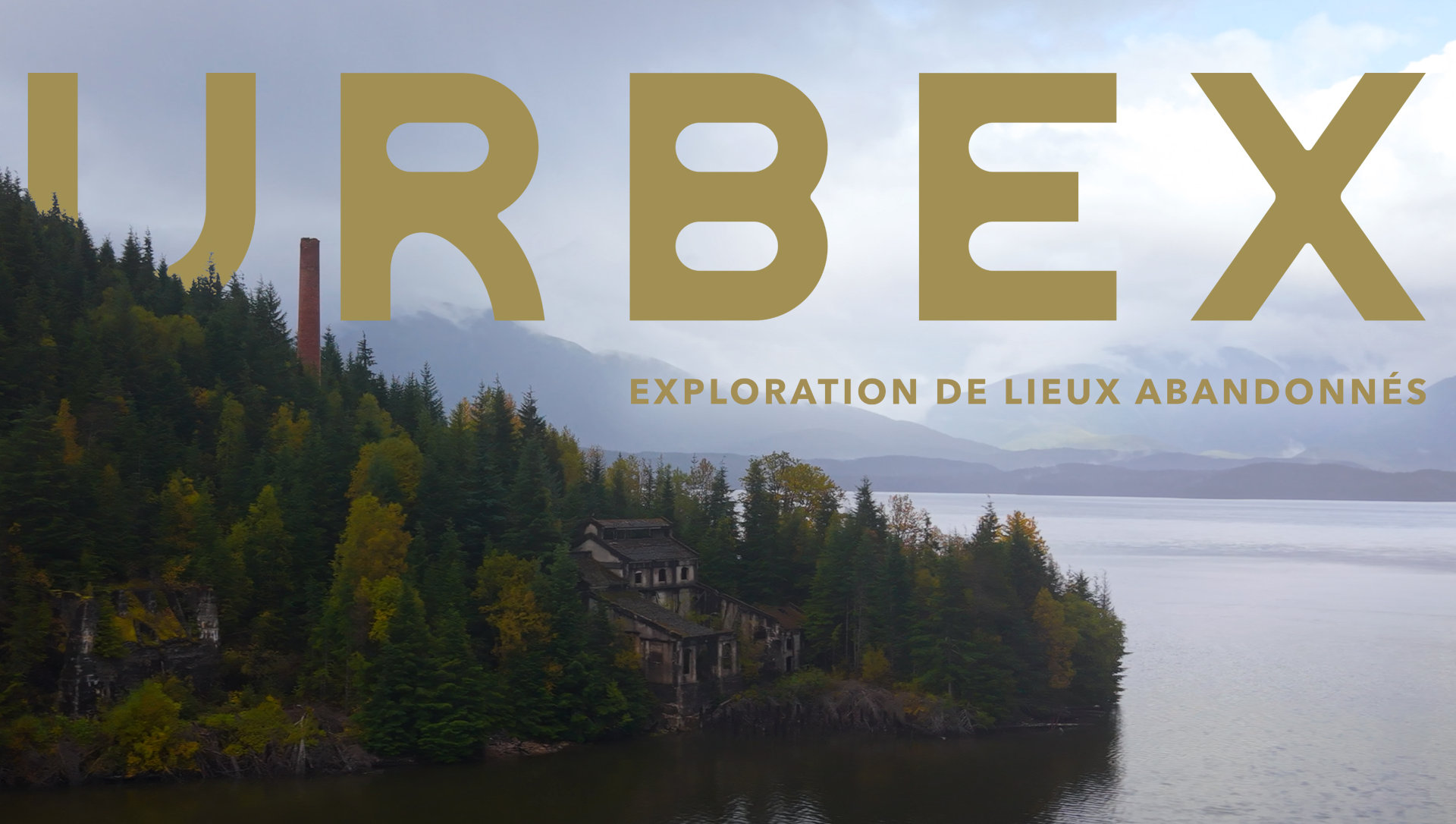 Urbex, vue aérienne d'une ancienne usine au bord d'un lac