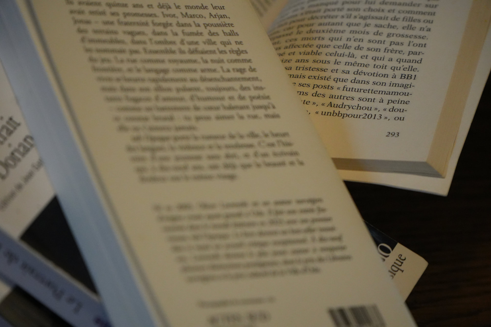 Livres empilés avec un livre ouvert
