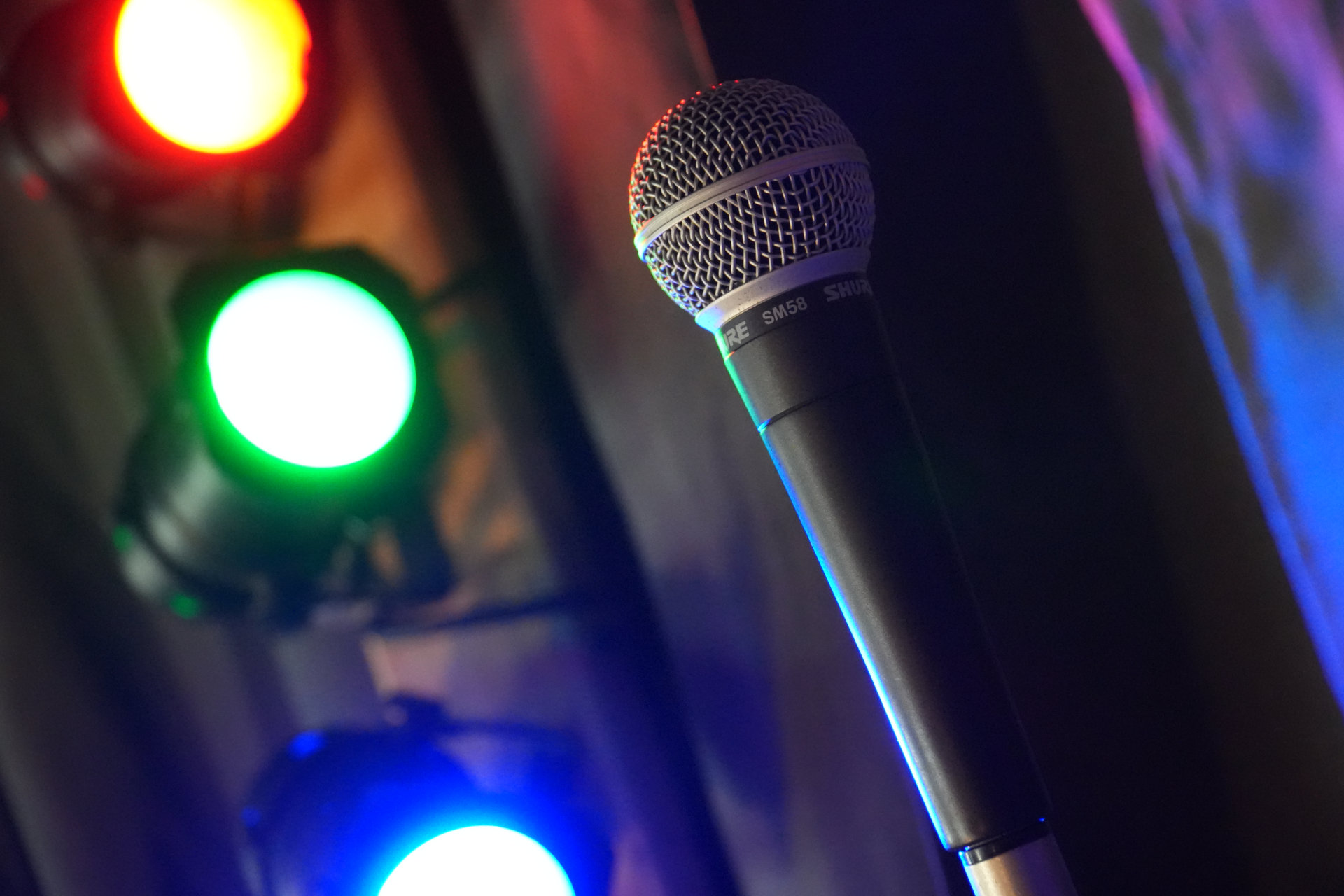 Microphone de scène avec spots à l'arrière plan