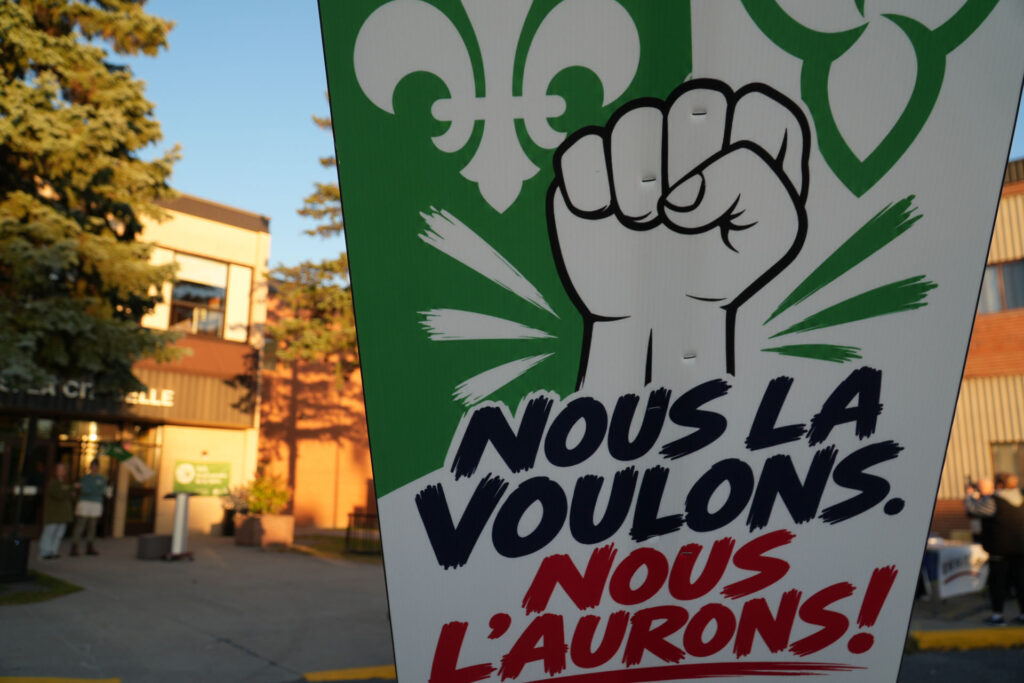 panneau nous la voulons, nous l'aurons pour la ouvelle école de La Citadelle